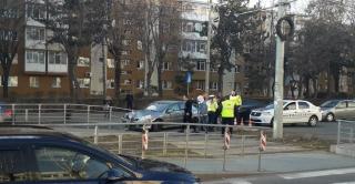 Patru persoane, între care doi copii, au fost rănite după ce o maşină a derapat şi a intrat într-un refugiu de pietoni din Ploieşti