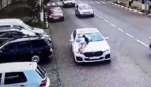 O femeie din Găeşti şi-a surprins soţul cu amanta în maşină. Reacţia tinerei i-a adus două amenzi din partea Poliţiei