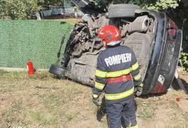 Accident teribil în Argeş: trei maşini implicate, dintre care una parcată. Un tânăr a murit, altul e la spital