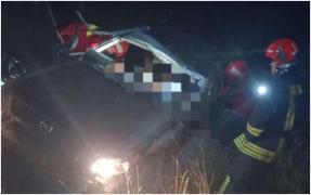 Bărbat mort după un accident înfiorător, în Argeş. S-a răsturnat cu maşina într-un canal, pe un câmp