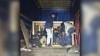 19 migranți, înghesuiți într-o cutie de lemn. Încercau să iasă ilegal din țară prin Vama Nădlac, ascunși în TIR-ul unui român