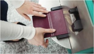 Femeie din UK, nevoită să-și anuleze vacanța în Corfu pentru care a plătit 9.300 de euro, după ce un aparat de self check-in din aeroport i-a rupt pașaportul