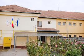 Un bărbat din Satu Mare care a trăit pe străzi a donat o sumă uriaşă Centrului Social în care a locuit