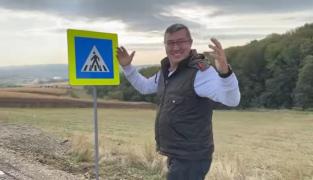 "Vii de acolo liniştit şi intri pe poarta cimitirului". În Suceava a fost amenajată cea mai bizară trecere de pietoni: din pădure, direct "pe ultimul drum"