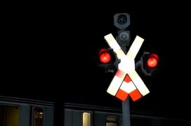 O persoană a rămas încarcerată, după ce un tren a lovit un utilaj forestier în Bistrița-Năsăud