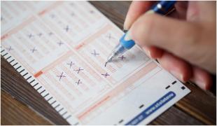 Un american a câștigat 1,7 miliarde de dolari la LOTO, după ce a cumpărat un bilet cu 2 dolari. E al doilea cel mai mare premiu din istoria SUA