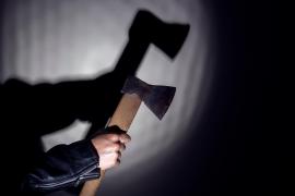 Un bărbat a fost lovit cu toporul în cap până când s-a prăbușit la pământ. Atac cumplit într-o comună din Caraş-Severin