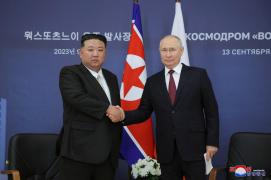 Kim Jong-un, liderul Coreei de Nord (stânga) și Vladimir Putin, președintele Rusiei (dreapta)