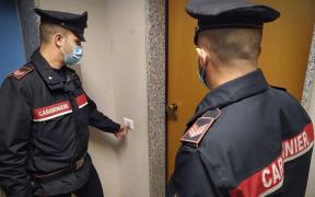Româncă ruptă de beată, în timp ce bătrâna de care avea grijă zăcea pe jumătate goală. Carabinierii s-au îngrozit când au intrat în apartament