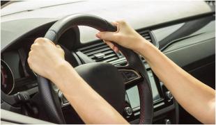 O tânără de 18 ani s-a urcat băută și fără permis la volan și a gonit pe o stradă din Medgidia. S-a înfipt apoi cu mașina într-un gard