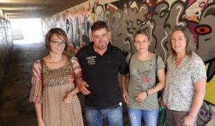 "Ne apără de bandiţi". Un zidar român a devenit înger păzitor pentru italieni. Bărbatul doarme pe străzi şi munceşte cum poate, după ce a fost rănit într-un accident