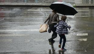 Se strică vremea. Temperaturile scad puternic şi vin ploile. Cod galben de vreme rea până luni