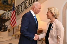 Joe Biden, președintele Statelor Unite ale Americii (stânga) și Ursula von der Leyen, șefa Comisiei Europene (dreapta)