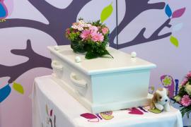 O mamă din UK şi-a născut bebeluşul mort, după ce o maternitate a refuzat-o pe motiv că nu mai avea locuri disponibile. "Nimic nu ne-a pregătit pentru vestea că Heidi a murit"