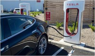 Factura uriașă primită de un proprietar de Tesla, după ce și-a băgat mașina în service ca să repare bateria deteriorată de ploaie