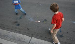 Copilaș de 9 ani, la un pas de moarte după ce a fost atacat cu petarde de un grup de adolescenți, într-un parc din UK