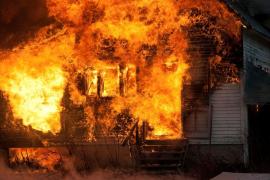 Un bărbat din Olt şi-a incendiat casa părintească, după ce s-a certat cu sora sa pentru drepturile locuinţei