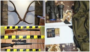 Casele pline de trofee de vânătoare în care trăiesc doi bărbaţi din Baia de Fier: ar fi ucis chiar şi o capră neagră. Sunt cercetaţi pentru braconaj