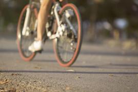 Un copil şi-a pierdut viaţa în timp ce mergea spre şcoală, în Suceava. A fost lovit pe bicicletă de o autoutilitară şi aruncat într-un câmp