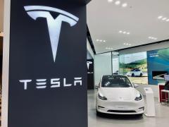Piața mașinilor electrice din SUA încetinește pe fondul îngrijorărilor legate de economie. Tesla anunță că își va reduce producția