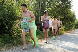 Liviu Vârciu, Răzvan Fodor, Cosmin Natanticu şi Ştefan Pavel, desculţi şi dezbrăcaţi, într-un sat de lângă Bucureşti