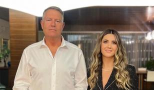 Unde se tunde Klaus Iohannis. Președintele s-a fotografiat cu hairstylista sa