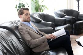 Cătălin Coşarcă, nou nume în distribuţia comediei romantice Lasă-mă, îmi place! Camera 609