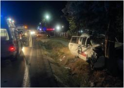 Un bărbat şi-a pierdut viaţa după ce maşina în care se afla a intrat violent într-un microbuz, în Teleorman. Alte 4 persoane, rănite