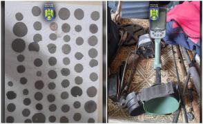 Zeci de monede din bronz şi argint de proveniență romană, descoperite la vamă în bagajul unor căutători de comori bulgari