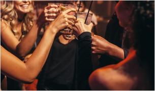 Club din Australia, amendat cu 3.900 de dolari pentru că oferea băuturi gratis femeilor, în funcție de mărimea sutienului