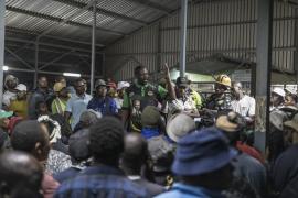 Peste 500 de muncitori, ostatici într-o mină de aur din Africa de Sud. Poliţiştii fac eforturi supraomeneşti să ajungă în subteran