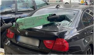 A distrus un apartament, apoi un magazin, iar la final a făcut praf un BMW. Tânărul din Cluj a înfipt o trotinetă electrică în luneta mașinii