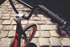 Biciclist de 27 de ani din Timiş, prins de poliţie transportând droguri. Ascunsese substanţele în portofel