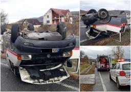 Trei copii răniţi, după ce o camionetă s-a răsturnat pe mijlocul şoselei şi i-a acroşat, pe DN15A în Bistriţa. Şoferul este inconştient