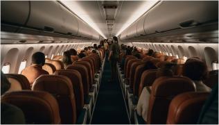Un bărbat i-a cerut unui pasager obez din avion să-i dea 150 de dolari, pentru că îi ocupa din loc