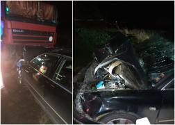 O tânără şi un copilaş de 1 an au ajuns la spital, după ce şoferul unei maşini ar fi adormit la volan şi a intrat într-un camion, în Cluj