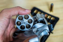 Bărbat care încarcă un revolver, imagine ilustrativă