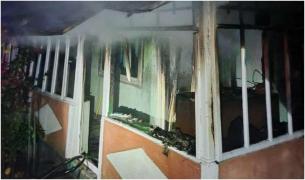 Un bărbat din Vaslui și-a dat foc la casă pentru că se certase cu soția. A ajuns la spital cu arsuri grave