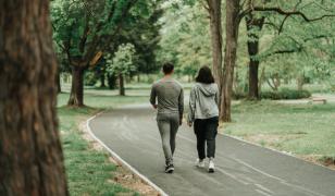 Petreci prea mult timp pe canapea sau pe scaun? Câte minute de mers pe jos pot compensa sedentarismul