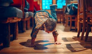 O familie din SUA s-a trezit cu nota de plată "umflată" din cauza copiilor gălăgioşi. Cu cât i-a ars la buzunar comportamentul celor mici