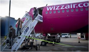 Un român s-a urcat beat într-un avion care decola din Spania și a tras de ușa aeronavei până când a rupt-o. 224 de pasageri au pierdut zborul spre București