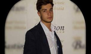 "S-au strâns 8 ani. Doare tare. Prea tare. Iartă-mă, Dadule! Te iubim infinit!" Mesajul unui tată care şi-a pierdut fiul în urma incendiului din Colectiv