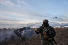 Ruşii trec de la apărare la atac la Bahmut, şi-au întărit forţele, avertizează şeful forțelor terestre ucrainene