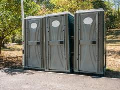 Doi adolescenţi de 14 şi 17 ani au dat o spargere într-o gelaterie din Sibiu. Poliţiştii i-au găsit ascunşi într-o toaletă publică, împărţindu-şi banii