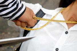 A vrut să ajute o tânără de 28 de ani cu bani şi alimente şi a poftit-o în casă. La plecare, "nevoiaşa" i-a smuls lanţul de la gât