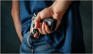 Bărbat de 30 de ani, reținut după ce a aruncat cu pietre în mai mulţi copii și i-a amenințat cu un pistol de jucărie, în Mehedinți