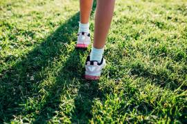 Elev atacat cu spray lacrimogen de un agent de pază, la un liceu din Sibiu. Motivul: a călcat pe iarbă