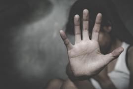 Fetiţă de 11 ani, forţată de iubitul mamei să se prostiteze la o petrecere vănâtorească, în Mehedinţi. "Vânătorii" deţineau arme ilegal