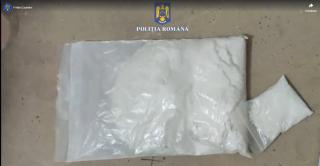 Descoperire într-un local din Capitală. Jumătate de kilogram de pulbere albă, găsită la un bar din Sectorul 5. Poliţiştii spun că ar putea fi o substanţă cu efecte psihoactive