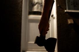 Condus de gelozie, un român şi-a atacat cu bestialitate soţia şi un prieten cu o secure. Atacul sângeros s-a petrecut în timpul unui grătar, în Italia